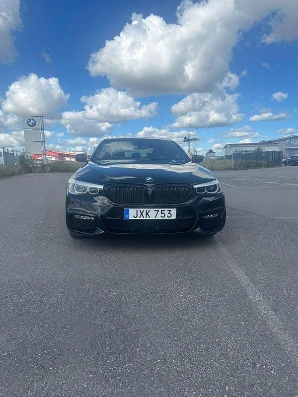 Svart Begagnad 2017 BMW 520 M Sport Sedan | 280 000 kr (Marknadspris) - Bild 1/4