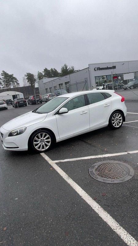 Vit Begagnad 2013 Volvo V40 Summum Halvkombi | 69 500 kr (Marknadspris) - Bild 1/4