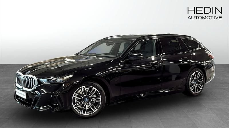 Svart (black) Begagnad 2025 BMW 530e M Sport Kombi | 638 700 kr (Bra pris) - Bild 1/4