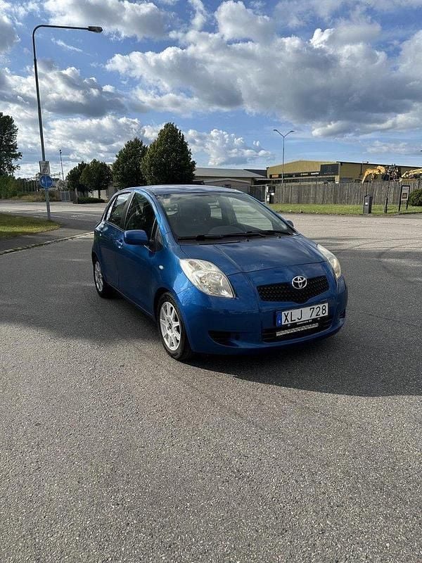 Blå Begagnad 2006 Toyota Yaris Halvkombi | 35 900 kr (Marknadspris) - Bild 1/4