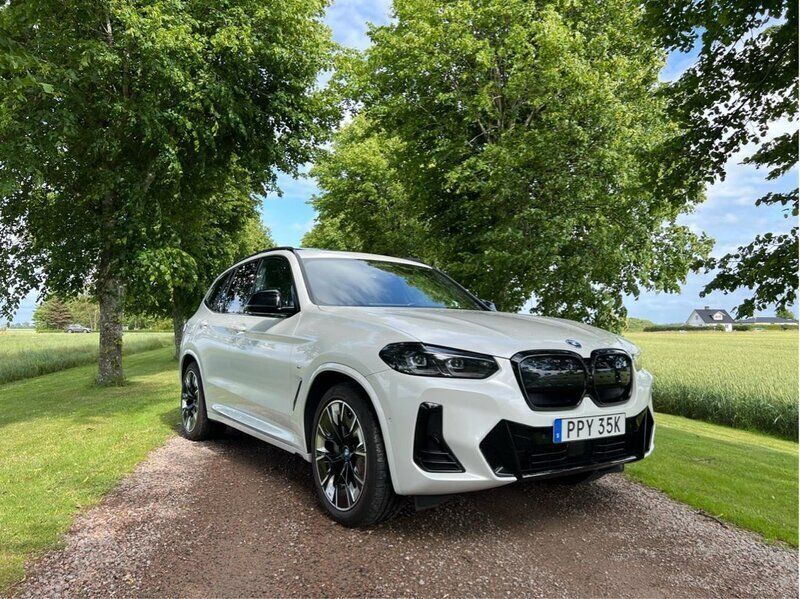 Vit Begagnad 2022 BMW iX3 M Sport SUV | 469 000 kr (Marknadspris) - Bild 1/4