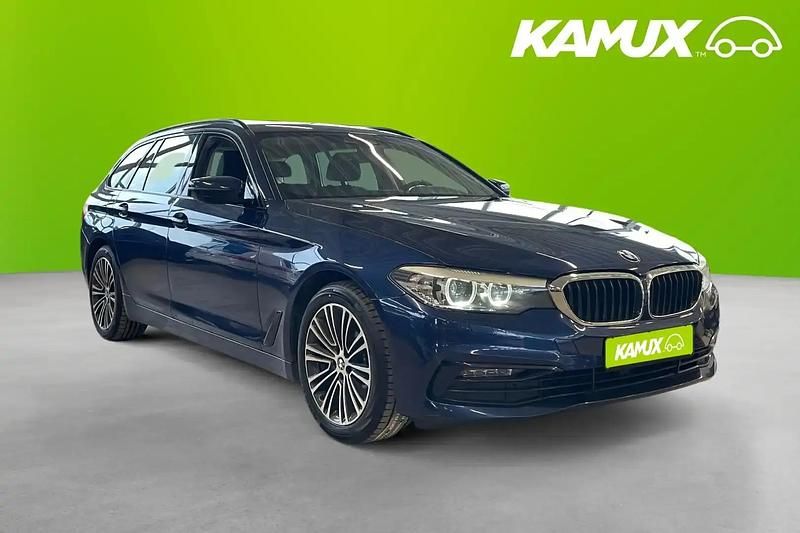 Blå Begagnad 2019 BMW 520 Kombi | 218 900 kr (Marknadspris) - Bild 1/4