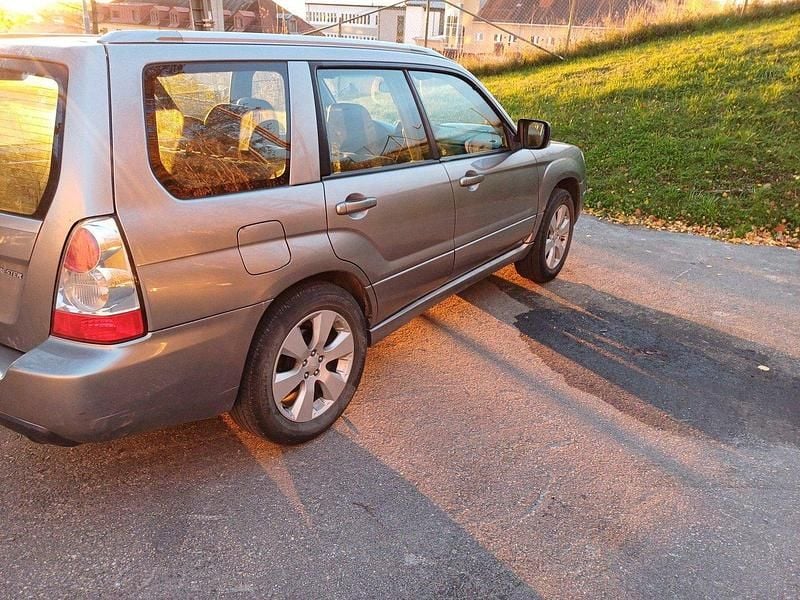 Grå Begagnad 2007 Subaru Forester SUV | 38 900 kr (Marknadspris) - Bild 1/4