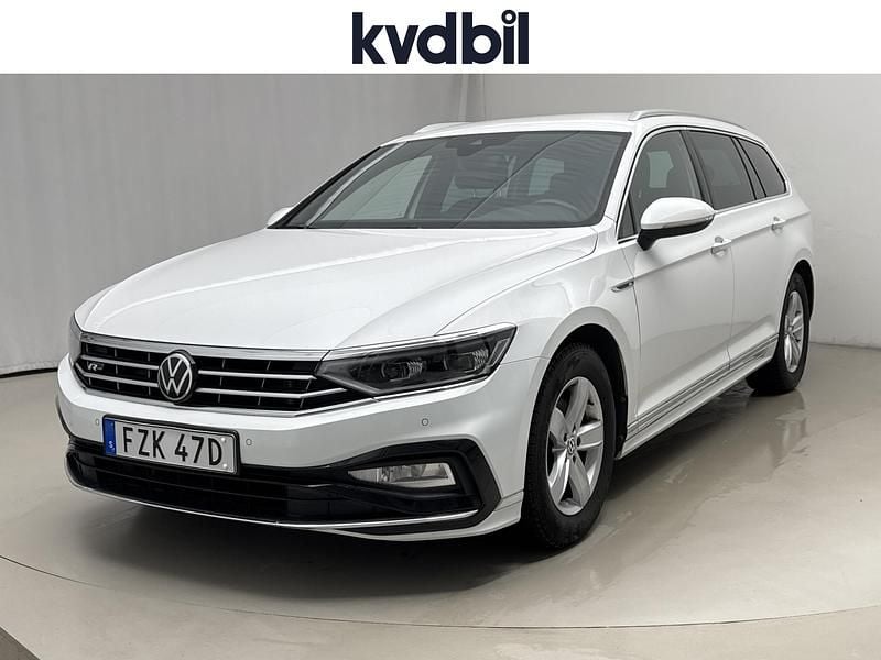 Vit Begagnad 2022 VW Passat Kombi | 239 000 kr (Superpris) - Bild 1/3