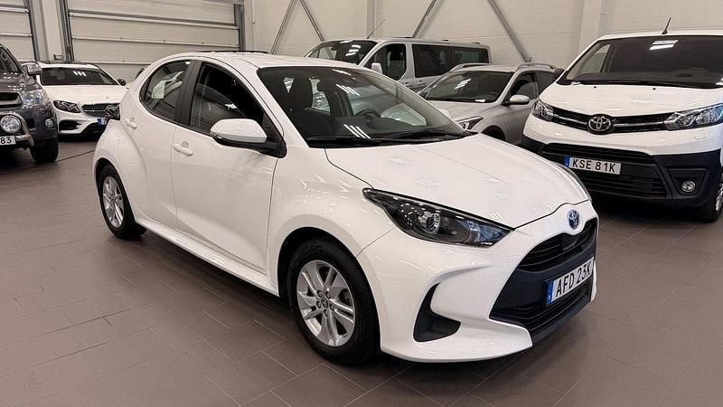 Vit Begagnad 2022 Toyota Yaris Hybrid Active Halvkombi | 189 500 kr (Bra pris) - Bild 1/4