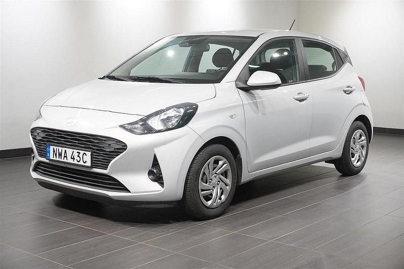 Grå Begagnad 2023 Hyundai i10 Essential Halvkombi | 169 900 kr (Marknadspris) - Bild 1/2