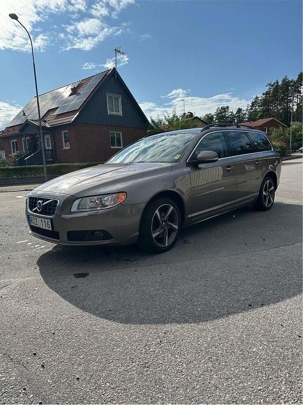 Grå Begagnad 2012 Volvo V70 Momentum Kombi | 79 500 kr (Bra pris) - Bild 1/4