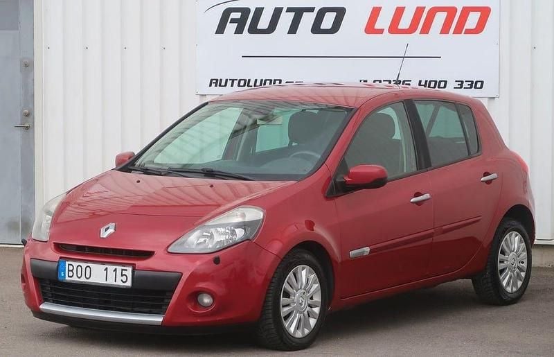 Röd Begagnad 2011 Renault Clio IV Halvkombi | 37 000 kr (Marknadspris) - Bild 1/4