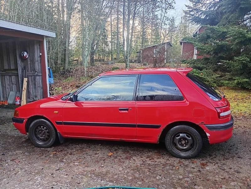 Begagnad 1995 Mazda 323S Halvkombi | 15 000 kr - Bild 1/4