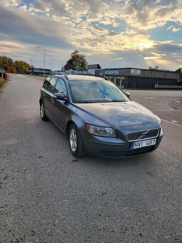 Grå Begagnad 2007 Volvo V50 Kinetic Kombi | 24 900 kr (Bra pris) - Bild 1/4
