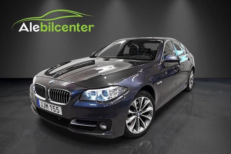 Grå Begagnad 2016 BMW 520 Sedan | 168 900 kr (Marknadspris) - Bild 1/4