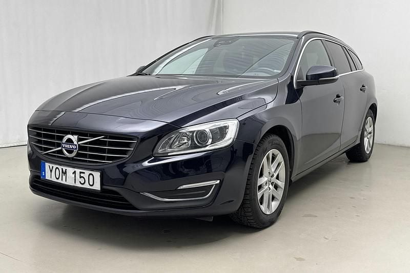 Mörkblå Begagnad 2018 Volvo V60 Momentum Kombi | 194 900 kr (Superpris) - Bild 1/4