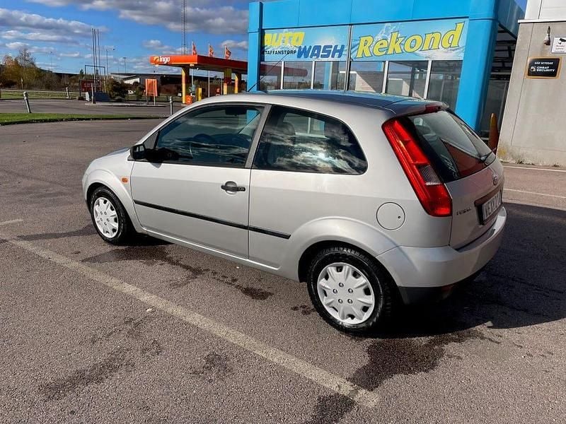 Begagnad Ford Fiesta 70 HK (51 kW) 2005 Halvkombi