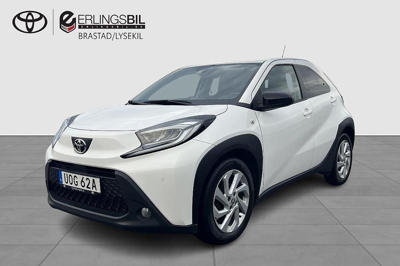 Vit Begagnad 2022 Toyota Aygo X Play SUV | 158 999 kr (Marknadspris) - Bild 1/4