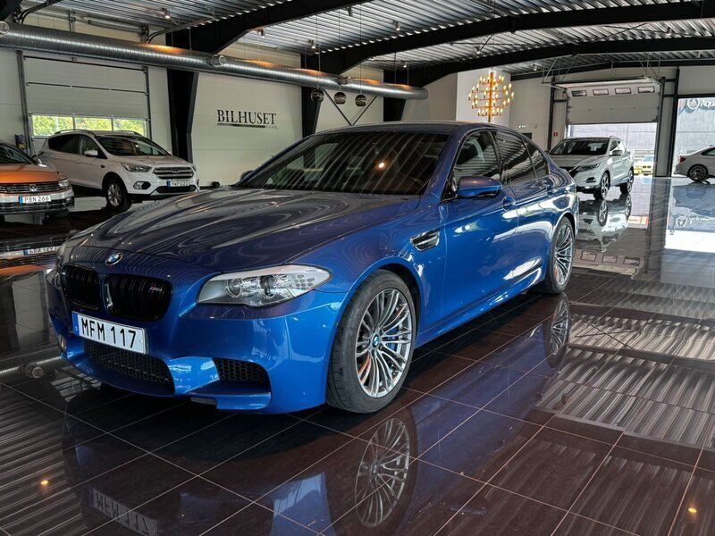 Blå Begagnad 2011 BMW M5 Sedan | 399 900 kr (Marknadspris) - Bild 1/4