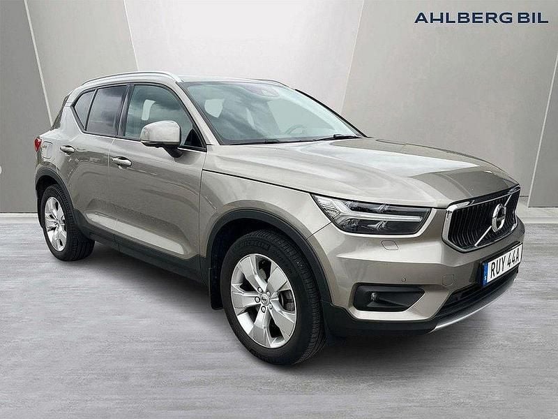 Grå Begagnad 2021 Volvo XC40 Momentum SUV | 319 500 kr (Marknadspris) - Bild 1/4