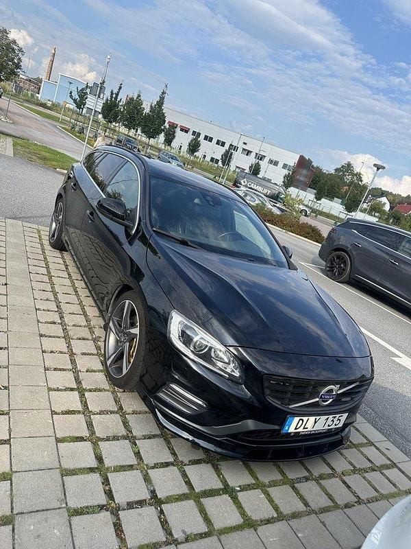 Svart Begagnad 2015 Volvo V60 R-Design Kombi | 177 900 kr (Marknadspris) - Bild 1/4