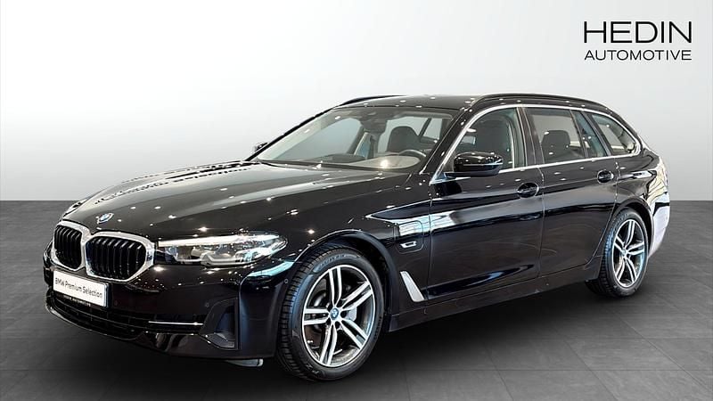Svart (black) Begagnad 2022 BMW 530e Kombi | 399 700 kr (Marknadspris) - Bild 1/4