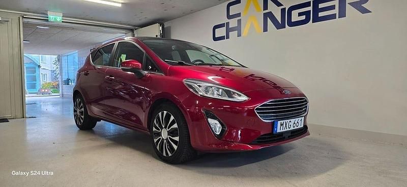 Röd Begagnad 2018 Ford Fiesta Titanium Halvkombi | 129 900 kr (Marknadspris) - Bild 1/4