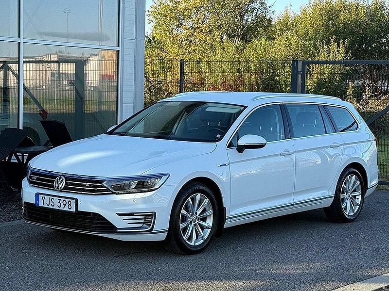 Vit Begagnad 2017 VW Passat GTE Kombi | 169 700 kr (Bra pris) - Bild 1/4