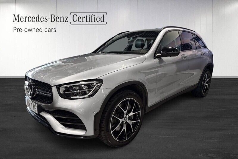 Svart Begagnad 2022 Mercedes GLC300e AMG SUV | 499 900 kr (Marknadspris) - Bild 1/4