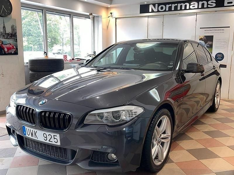 Grå Begagnad 2013 BMW 520 M Sport Sedan | 143 000 kr (Marknadspris) - Bild 1/4