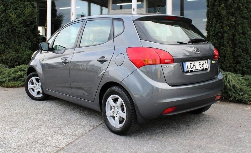 Begagnad Kia Venga Comfort 90 HK (66 kW) 2011 Grå Halvkombi