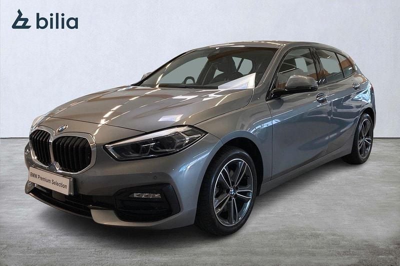 Grå Begagnad 2022 BMW 118 Sport Line Halvkombi | 229 000 kr (Marknadspris) - Bild 1/4