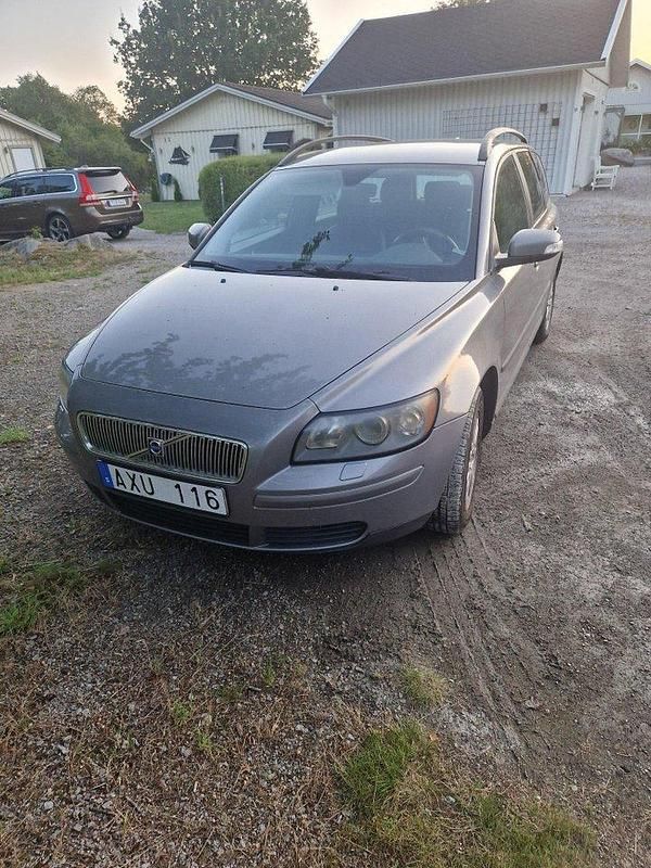 Grå Begagnad 2007 Volvo V50 Kombi | 33 000 kr (Marknadspris) - Bild 1/4