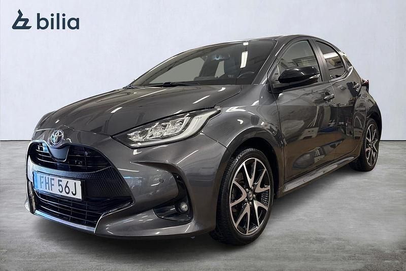 Grå Begagnad 2022 Toyota Yaris Hybrid Style Halvkombi | 209 900 kr (Marknadspris) - Bild 1/3