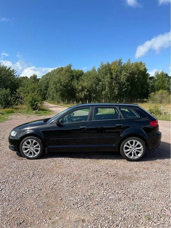 Svart Begagnad 2013 Audi A3 Sportback Comfort Halvkombi | 84 000 kr (Superpris) - Bild 1/4