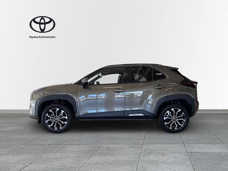 Grön Ny 2025 Toyota Yaris Hybrid Plus SUV | 334 900 kr (Marknadspris) - Bild 1/4