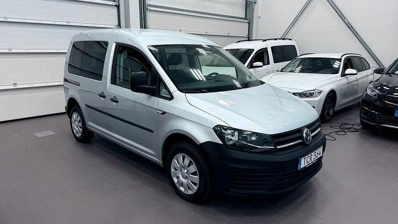 Grå (gråmetallic) Begagnad 2017 VW Caddy Life Minibuss | 139 900 kr - Bild 1/4