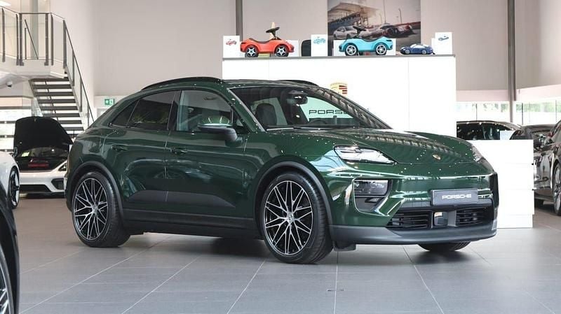 Mörkgrön Ny 2025 Porsche Macan 4 Electric SUV | 1 208 800 kr (Dyr) - Bild 1/4