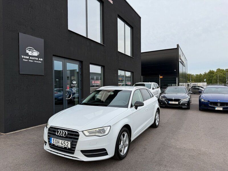 Vit Begagnad 2015 Audi A3 Sportback Attraction Halvkombi | 139 900 kr (Marknadspris) - Bild 1/4