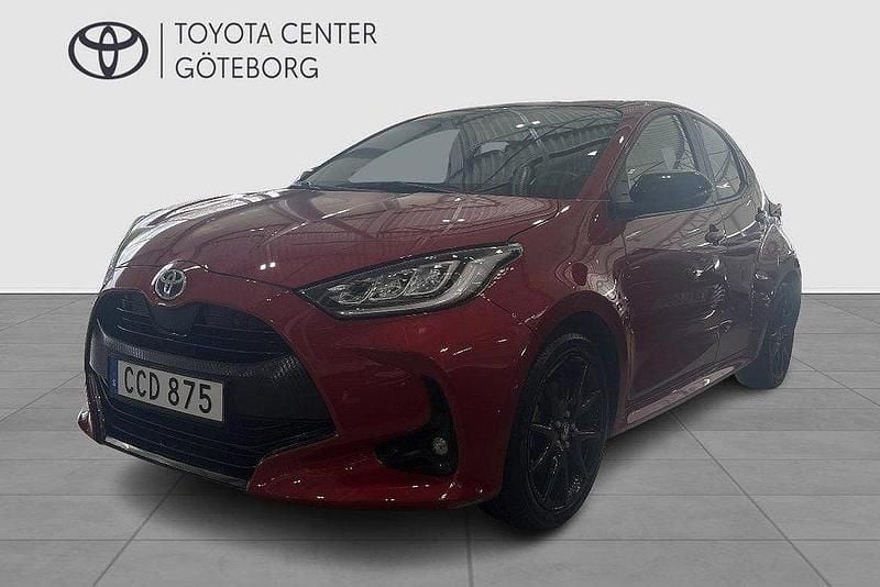 Röd Begagnad 2023 Toyota Yaris Hybrid Halvkombi | 234 900 kr (Marknadspris) - Bild 1/2