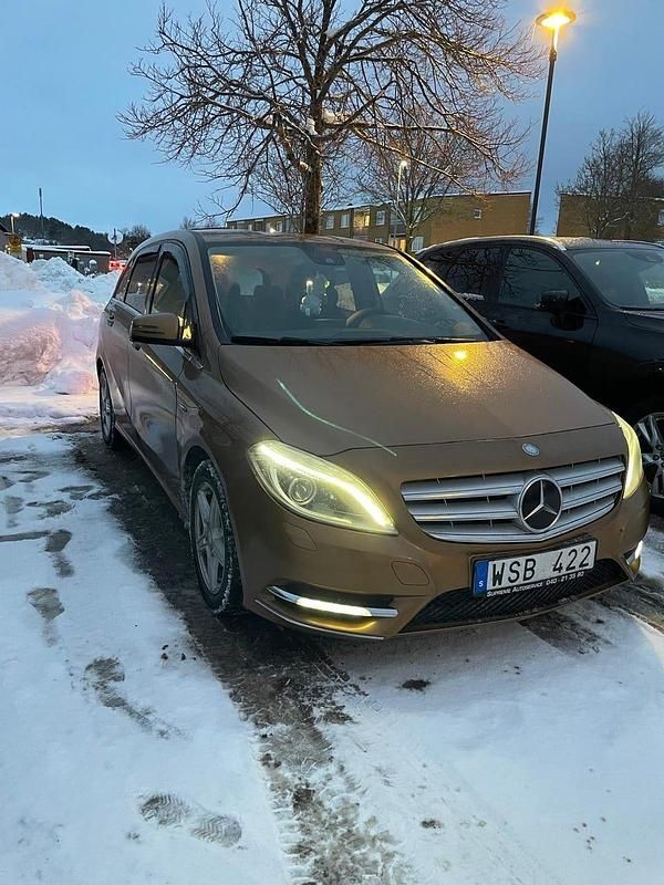 Begagnad Mercedes B200 136 HK (100 kW) 2012 Minibuss