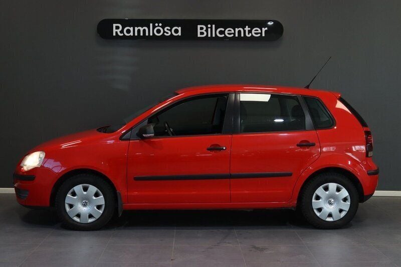 Röd Begagnad 2006 VW Polo Halvkombi | 39 900 kr (Marknadspris) - Bild 1/4