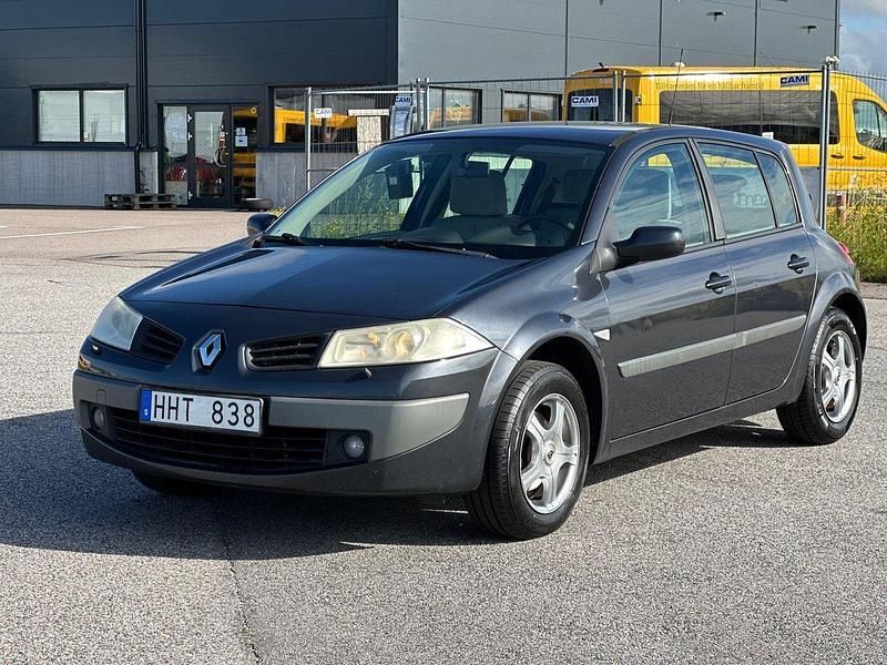Mörkgrå (grå) Begagnad 2007 Renault Mégane II Halvkombi | 19 900 kr (Marknadspris) - Bild 1/4
