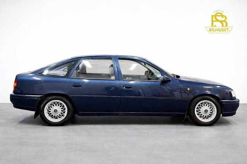 Begagnad Opel Vectra 116 HK (85 kW) 1990 Blå Halvkombi