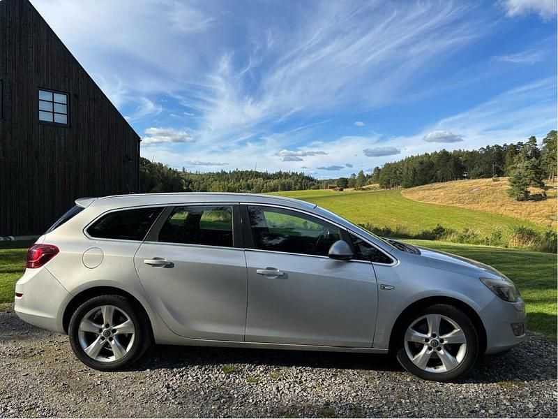 Grå Begagnad 2011 Opel Astra Enjoy Kombi | 59 900 kr (Marknadspris) - Bild 1/4
