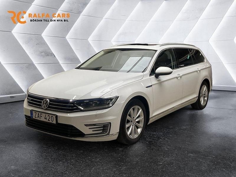 Vit Begagnad 2017 VW Passat GTE Kombi | 119 300 kr (Marknadspris) - Bild 1/3