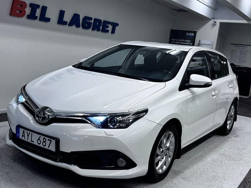 Vit Begagnad 2015 Toyota Auris Active Halvkombi | 89 900 kr (Bra pris) - Bild 1/4