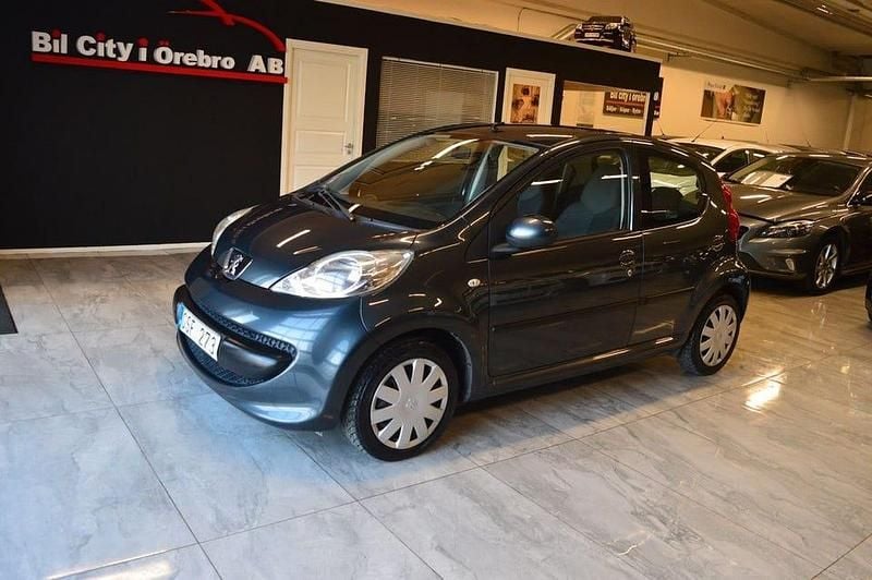Mörkgrå (grå) Begagnad 2007 Peugeot 107 Halvkombi | 32 999 kr (Marknadspris) - Bild 1/4