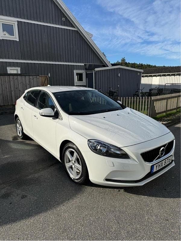 Vit Begagnad 2017 Volvo V40 Kinetic Kombi | 135 000 kr (Bra pris) - Bild 1/4