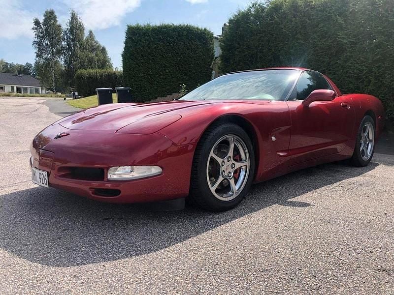 Mörkröd (röd) Begagnad 2000 Chevrolet Corvette Sportkupé | 179 000 kr - Bild 1/4