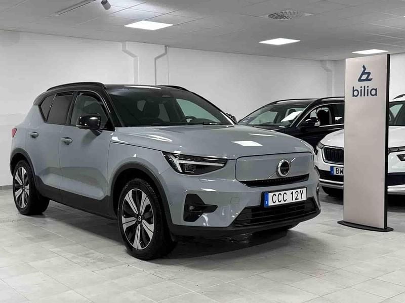 Grå Begagnad 2024 Volvo XC40 Single Motor Extended Range SUV | 414 900 kr (Marknadspris) - Bild 1/1