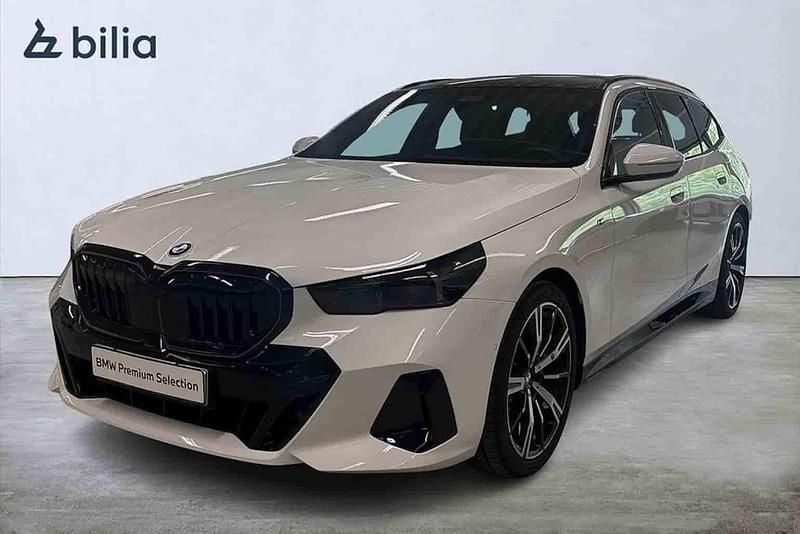 Vit Begagnad 2025 BMW 520 Kombi | 689 900 kr - Bild 1/1