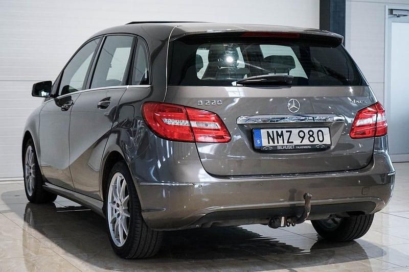 Begagnad Mercedes B220 184 HK (135 kW) 2014 Grå Minibuss