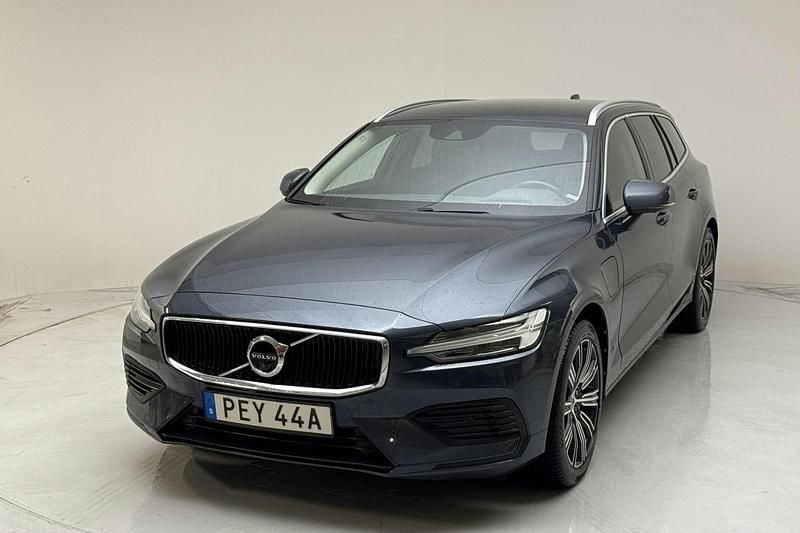 Mörkblå Begagnad 2020 Volvo V60 Momentum Kombi | 245 000 kr (Marknadspris) - Bild 1/4